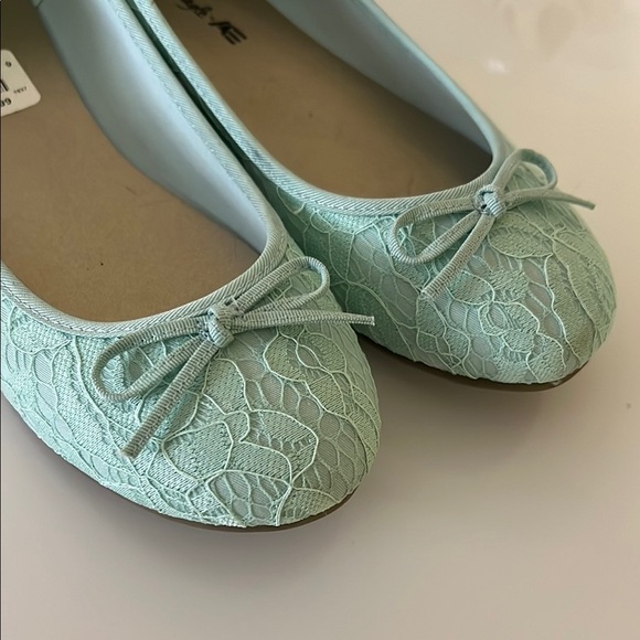 NWT American Eagle Outfitters Green Flats with Lace Overlay - Picture 2 of 4